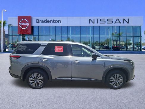 Used 2025 Nissan Pathfinder S FWD image 4