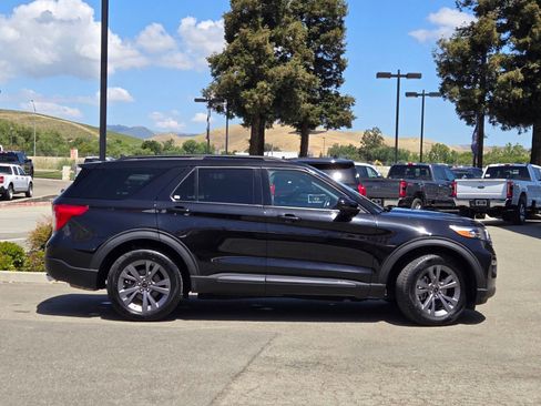 Certified 2023 Ford Explorer XLT w/ Equipment Group 202A AWD/4WD image 3