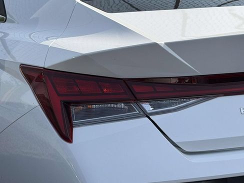 Certified 2025 Hyundai Elantra Limited FWD image 12