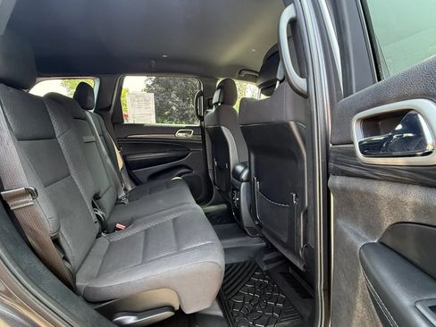 Used 2019 Jeep Grand Cherokee Laredo AWD/4WD image 32