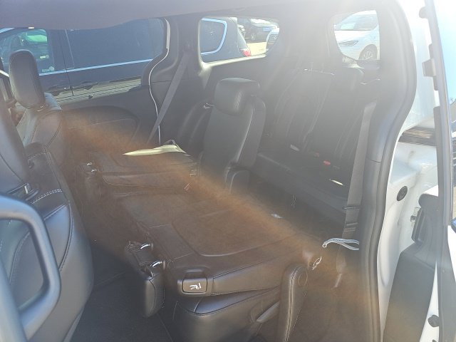 Used 2026 Chrysler Pacifica Select FWD image 3