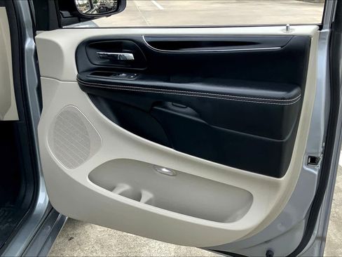 Used 2020 Dodge Grand Caravan SXT image 20