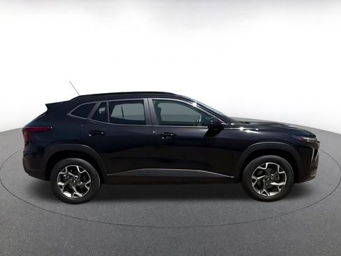 Used 2025 Chevrolet Trax LT w/ LT Convenience Package FWD image 16