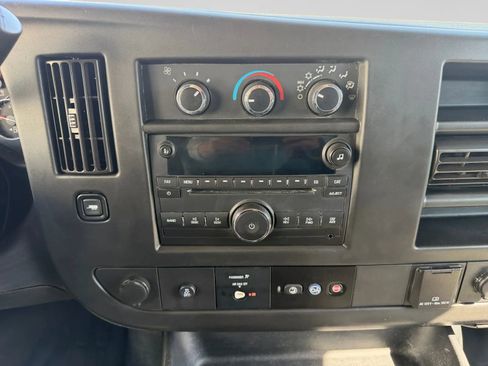 Used 2017 Chevrolet Express 2500 RWD image 20