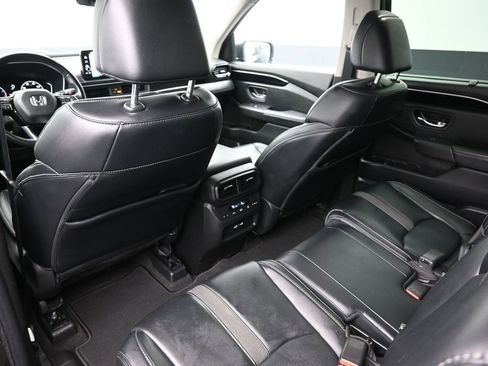 Used 2023 Honda Pilot Touring image 11