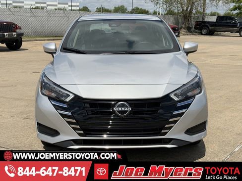 Used 2025 Nissan Versa SV image 3