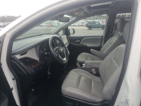 Used 2019 Toyota Sienna Limited Premium image 9