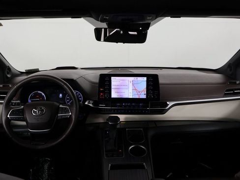 Used 2024 Toyota Sienna Platinum FWD image 8