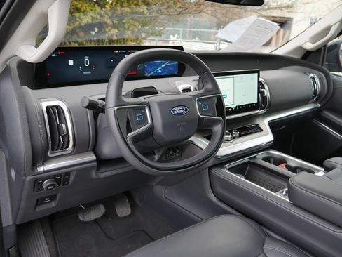 Certified 2025 Ford Expedition Max Platinum AWD/4WD image 4
