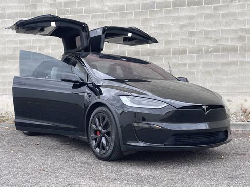 Used 2024 Tesla Model X Plaid image 3