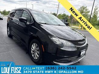 Used 2017 Chrysler Pacifica Touring w/ Tire & Wheel Group FWD video 1