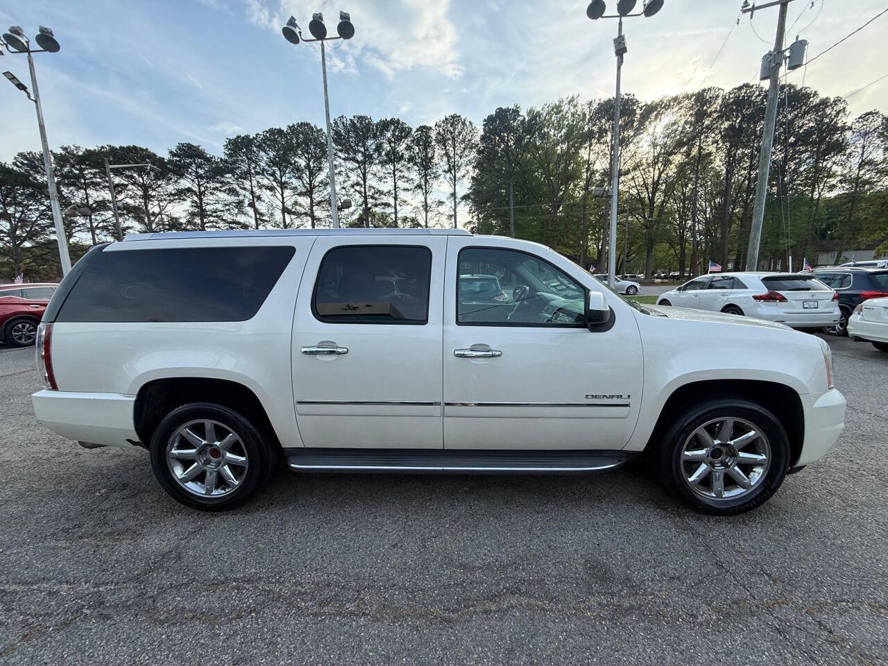 Used 2013 GMC Yukon XL Denali AWD/4WD image 3