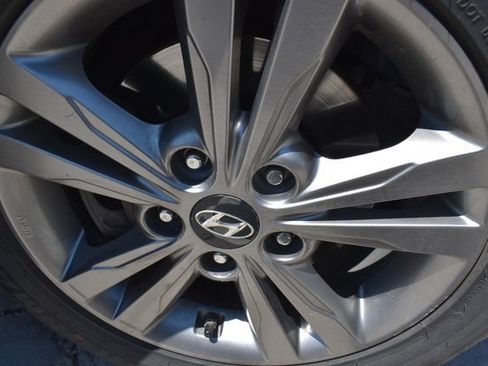 Used 2017 Hyundai Elantra SE FWD image 9
