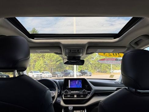 Used 2023 Toyota Highlander XLE FWD image 31