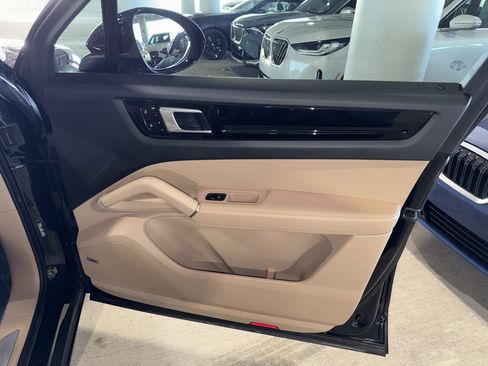 Used 2021 Porsche Cayenne image 9