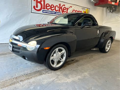 Used 2004 Chevrolet SSR w/ Preferred Equipment Group image 2
