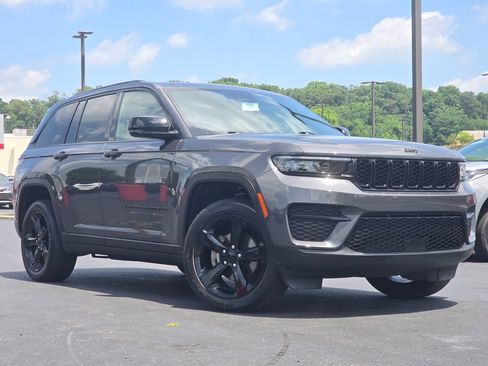Used 2024 Jeep Grand Cherokee Altitude AWD/4WD image 2