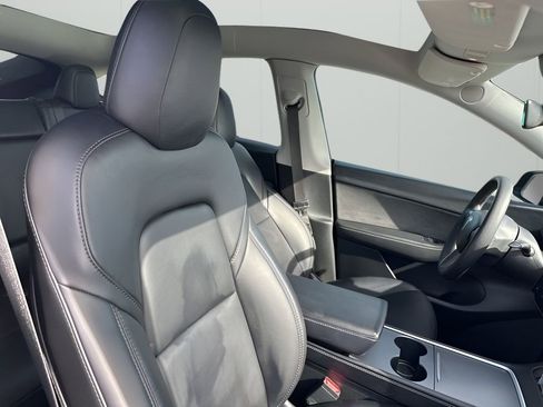 Used 2022 Tesla Model Y Long Range image 11