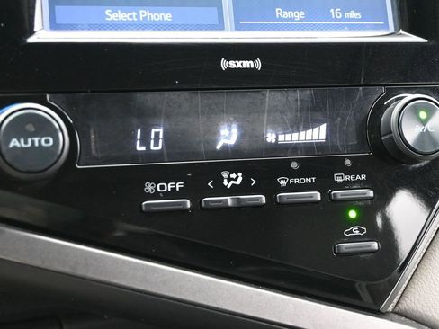 Used 2020 Toyota Camry SE image 16