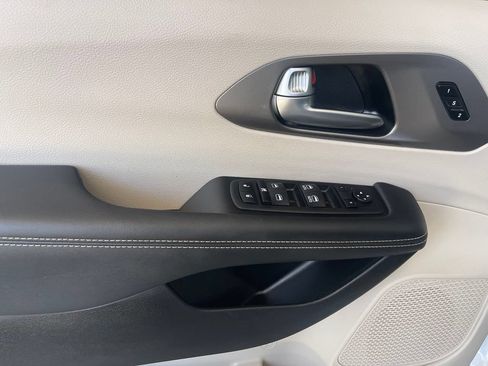 Used 2023 Chrysler Pacifica Touring-L FWD image 8