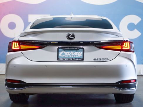 Used 2024 Lexus ES 300h w/ Premium Package image 4