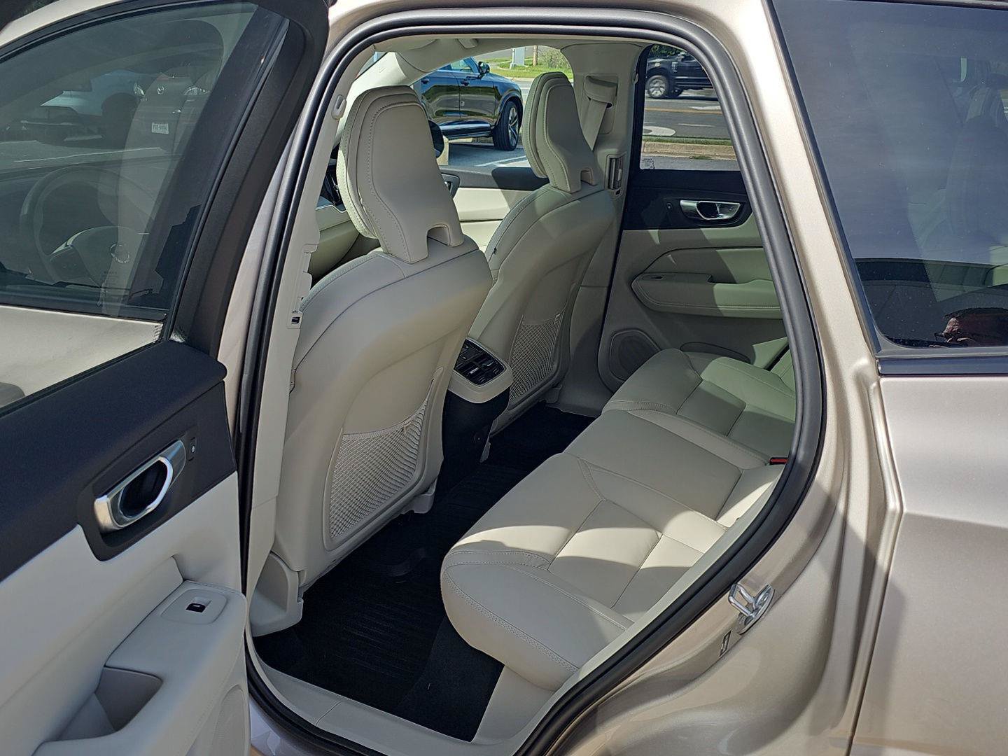Used 2024 Volvo XC60 B5 Ultimate w/ Protection Package Premier AWD/4WD image 21