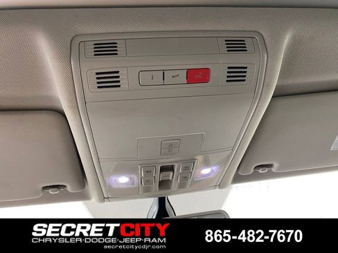 Used 2018 Volkswagen Tiguan SE w/ Panoramic Sunroof Package FWD image 19