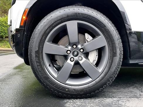 Used 2025 Land Rover Defender 90 X-Dynamic SE image 7