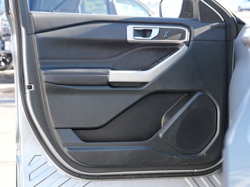 Used 2023 Ford Explorer XLT image 17