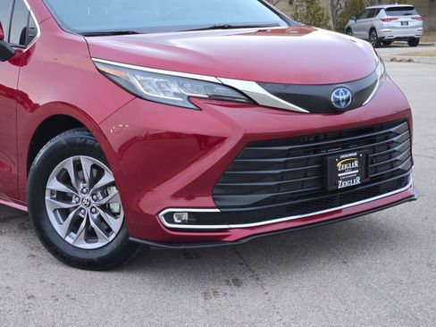 Used 2023 Toyota Sienna XLE image 2