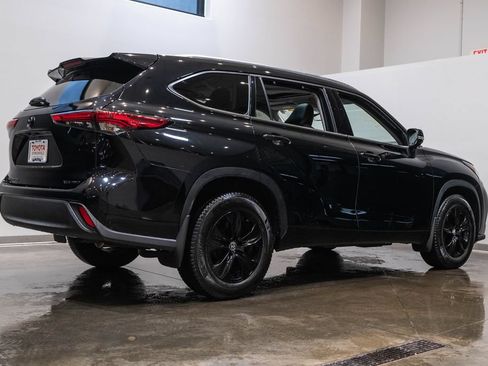 Used 2021 Toyota Highlander XLE AWD/4WD image 9