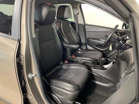 Used 2021 Chevrolet Trax LT image 32