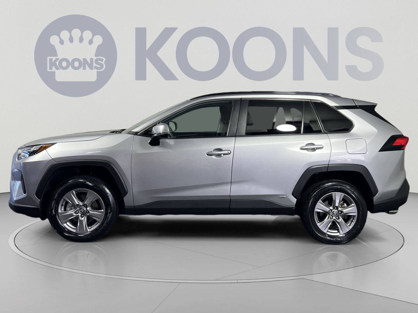 Used 2025 Toyota RAV4 XLE AWD/4WD image 2