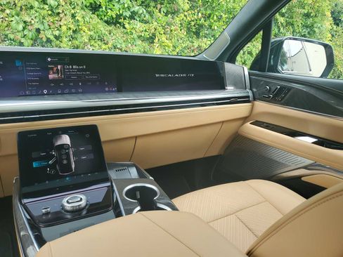 Used 2025 Cadillac Escalade IQ Luxury 2 AWD/4WD image 22