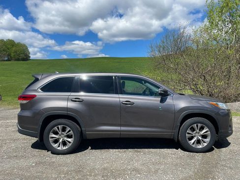 Used 2017 Toyota Highlander Plus AWD/4WD image 6