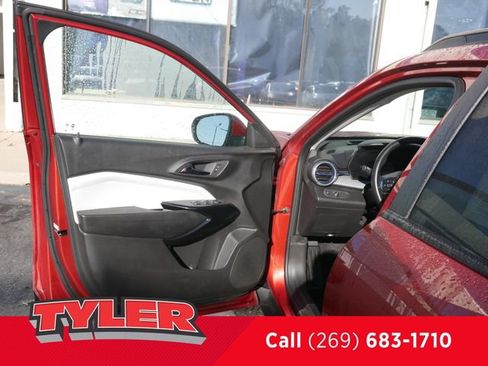 Used 2024 Chevrolet Trax LT w/ LT Convenience Package FWD image 19
