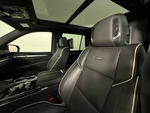 Certified 2026 Cadillac Escalade Luxury AWD/4WD image 17