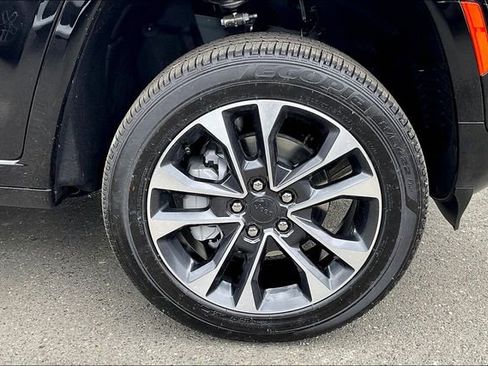 New 2025 Jeep Grand Cherokee Overland image 12