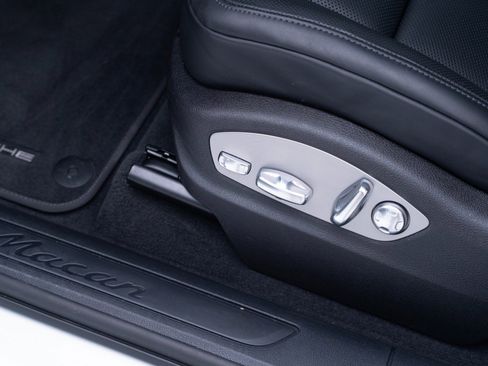 Certified 2026 Porsche Macan AWD/4WD image 25
