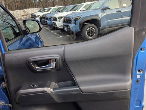 Certified 2017 Toyota Tacoma TRD Sport w/ Tow Package (A/T) image 16