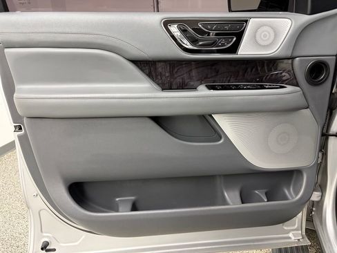 Used 2019 Lincoln Navigator Reserve image 13