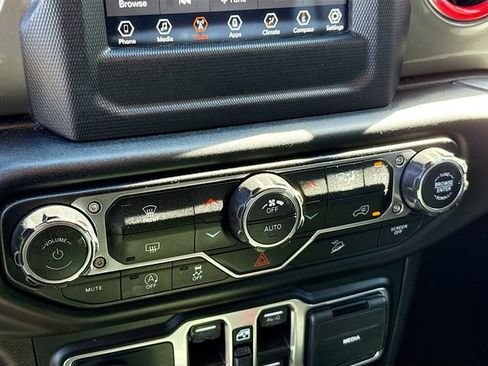 Used 2019 Jeep Wrangler Unlimited Sahara image 16