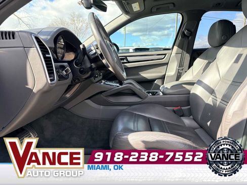Used 2019 Porsche Cayenne S image 9