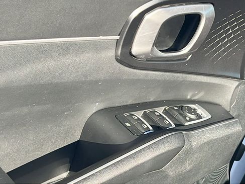 Used 2022 Kia Sorento LX image 22