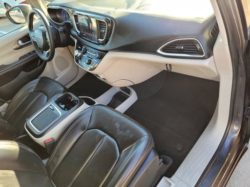 Used 2023 Chrysler Pacifica Touring-L image 9