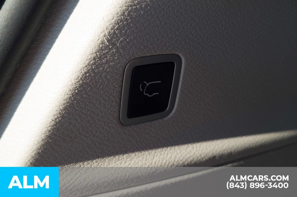 Used 2024 Chrysler Pacifica Touring-L FWD image 9