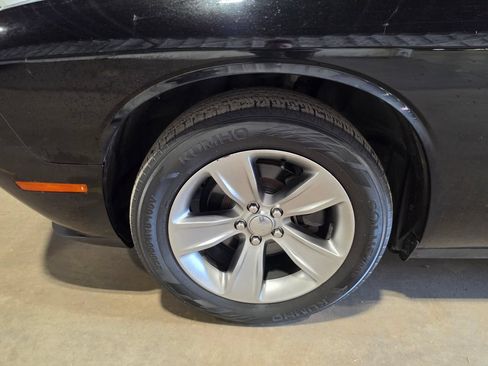 Used 2019 Dodge Challenger SXT w/ Driver Convenience Group RWD image 3
