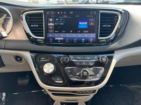 Used 2024 Chrysler Pacifica Touring-L FWD image 17