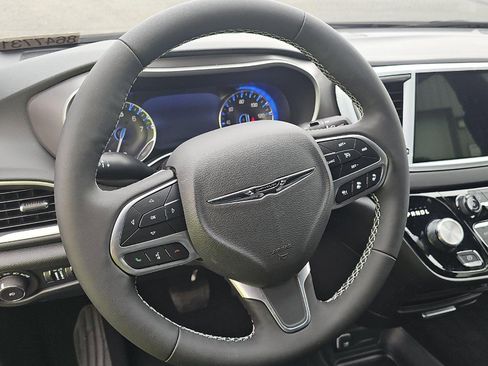 Used 2025 Chrysler Pacifica Select FWD image 8