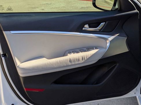 Used 2020 Genesis G70 2.0T image 13